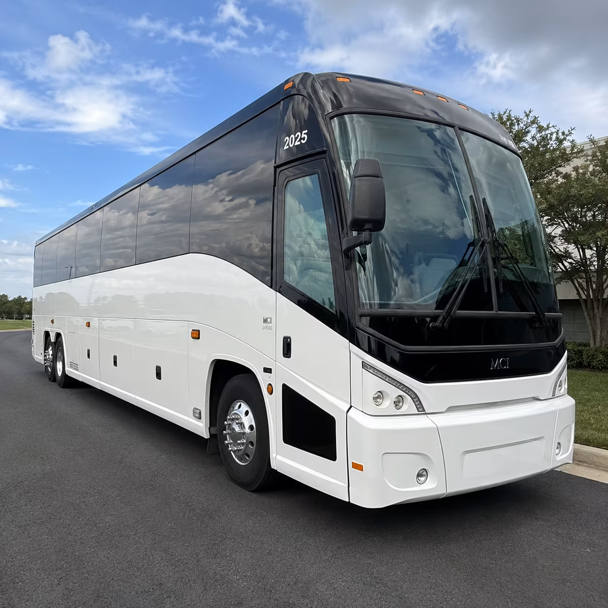 employee shuttle buses connecting encinitas to san diego international airport